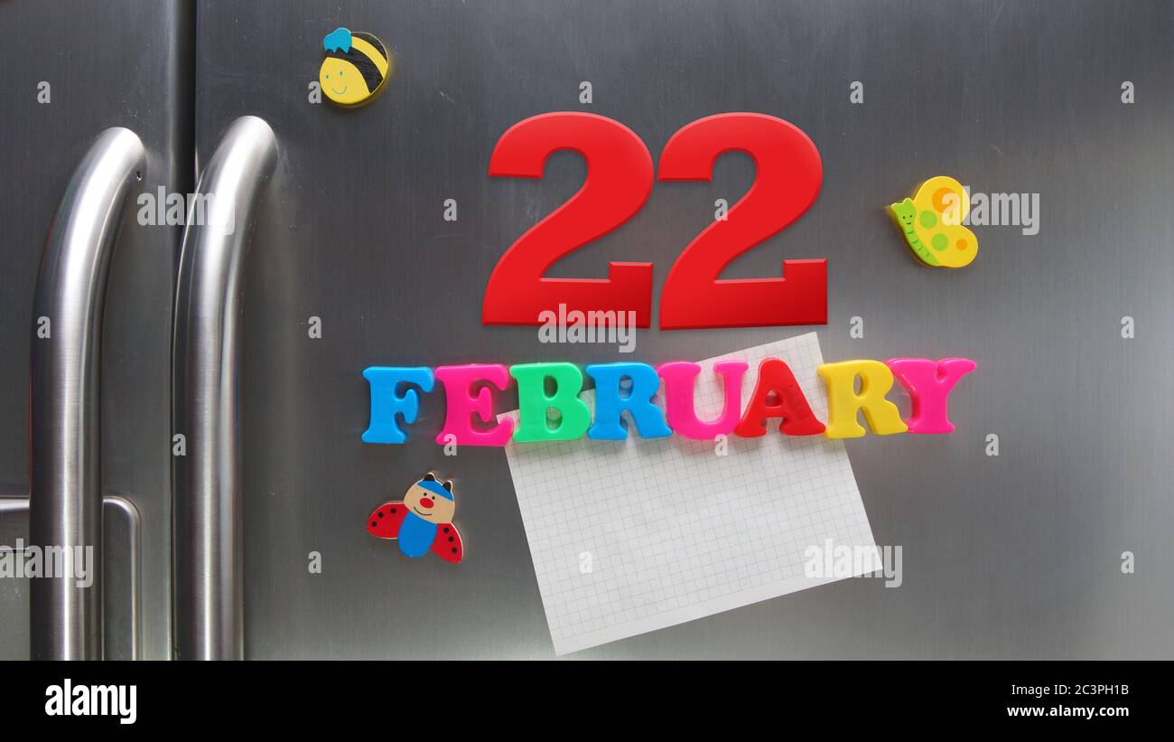 Date du calendrier de février 22 avec des lettres magnétiques en plastique portant une note de papier graphique sur le réfrigérateur de porte Banque D'Images