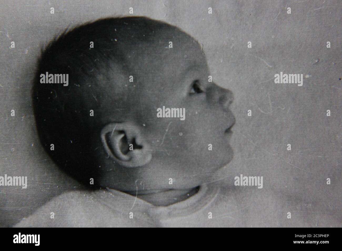 Belle Photo En Noir Et Blanc Vintage Des Annees 70 D Un Nouveau Ne Regardant Autour De Son Berceau Photo Stock Alamy