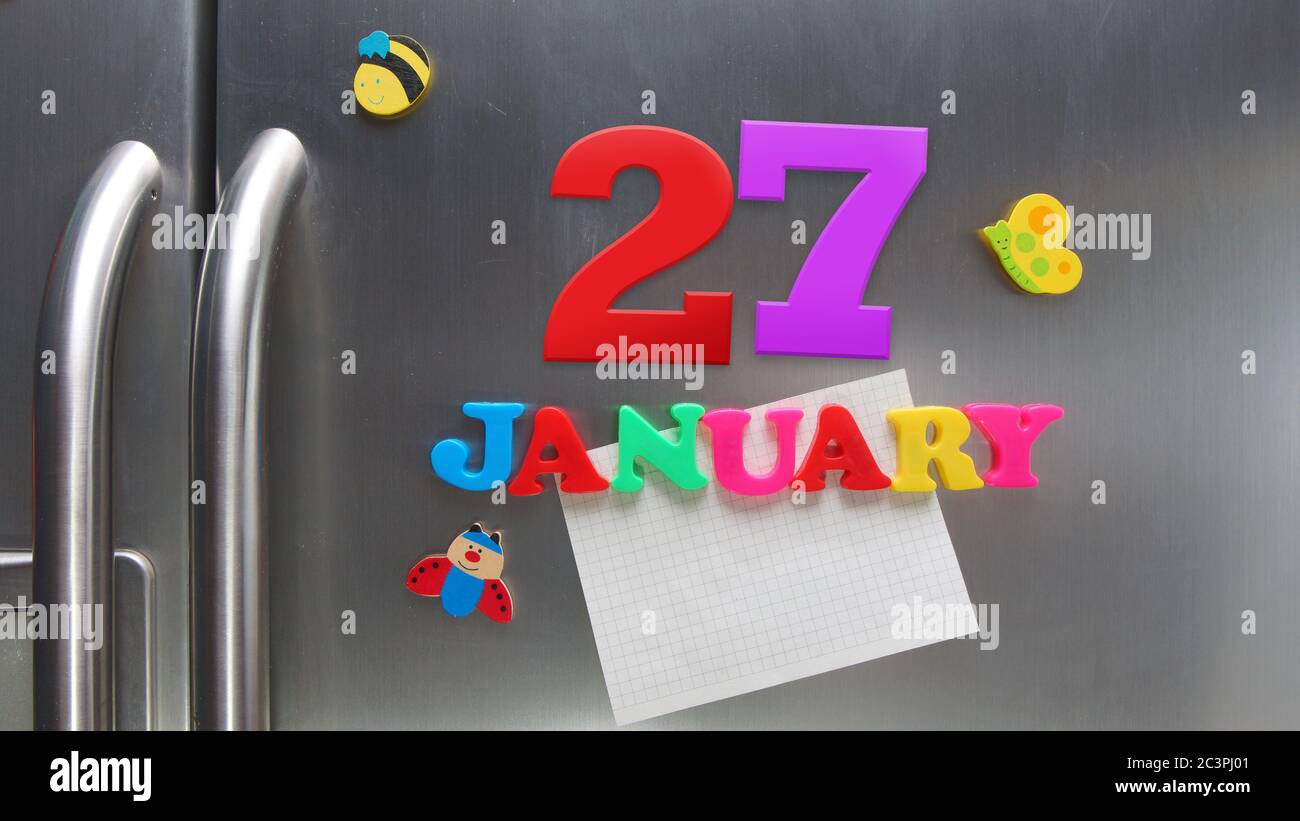 Date du calendrier du 27 janvier faite avec des lettres magnétiques en plastique tenant une note de papier graphique sur le réfrigérateur de porte Banque D'Images Date du calendrier du 27 janvier faite avec des lettres magnétiques en plastique tenant une note de papier graphique sur le réfrigérateur de porte Banque D'Images