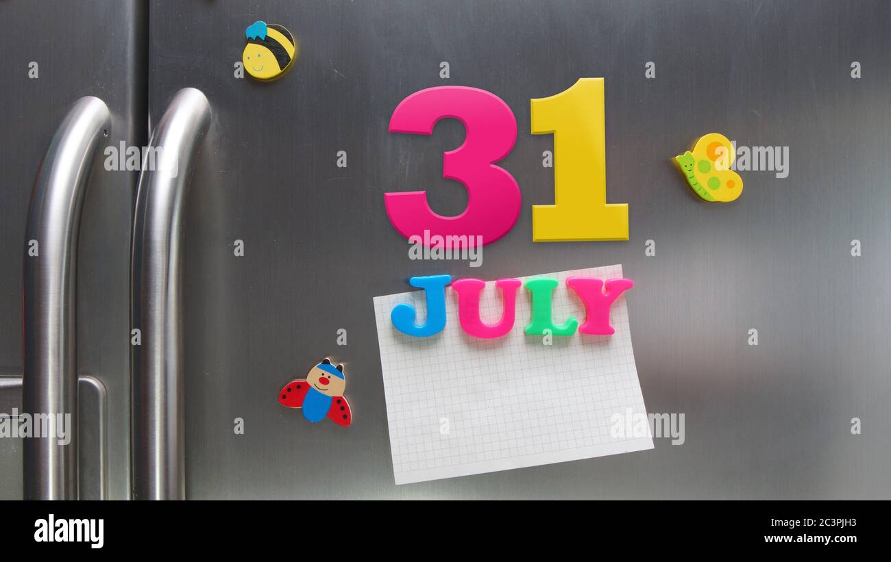 Juillet 31 date calendaire faite avec des lettres magnétiques en plastique tenant une note de papier graphique sur le réfrigérateur de porte Banque D'Images