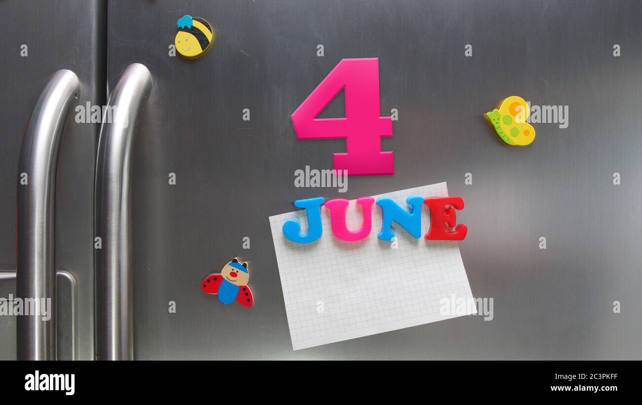 Date du calendrier du 4 juin avec des lettres magnétiques en plastique portant une note de papier graphique sur le réfrigérateur de porte Banque D'Images