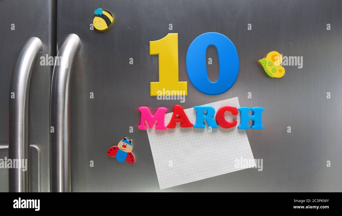 Date du calendrier du 10 mars avec des lettres magnétiques en plastique portant une note de papier graphique sur le réfrigérateur de porte Banque D'Images