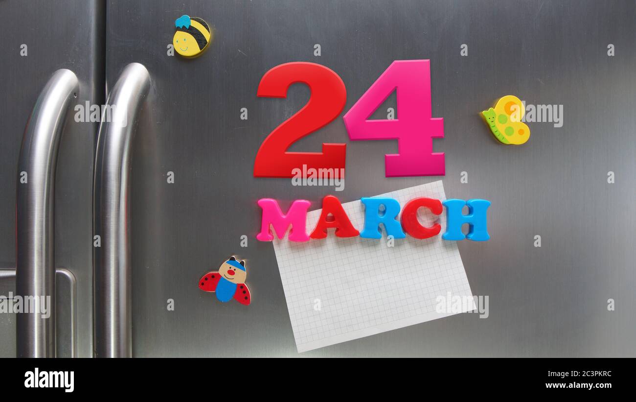 Date du calendrier du 24 mars avec des lettres magnétiques en plastique portant une note de papier graphique sur le réfrigérateur de porte Banque D'Images