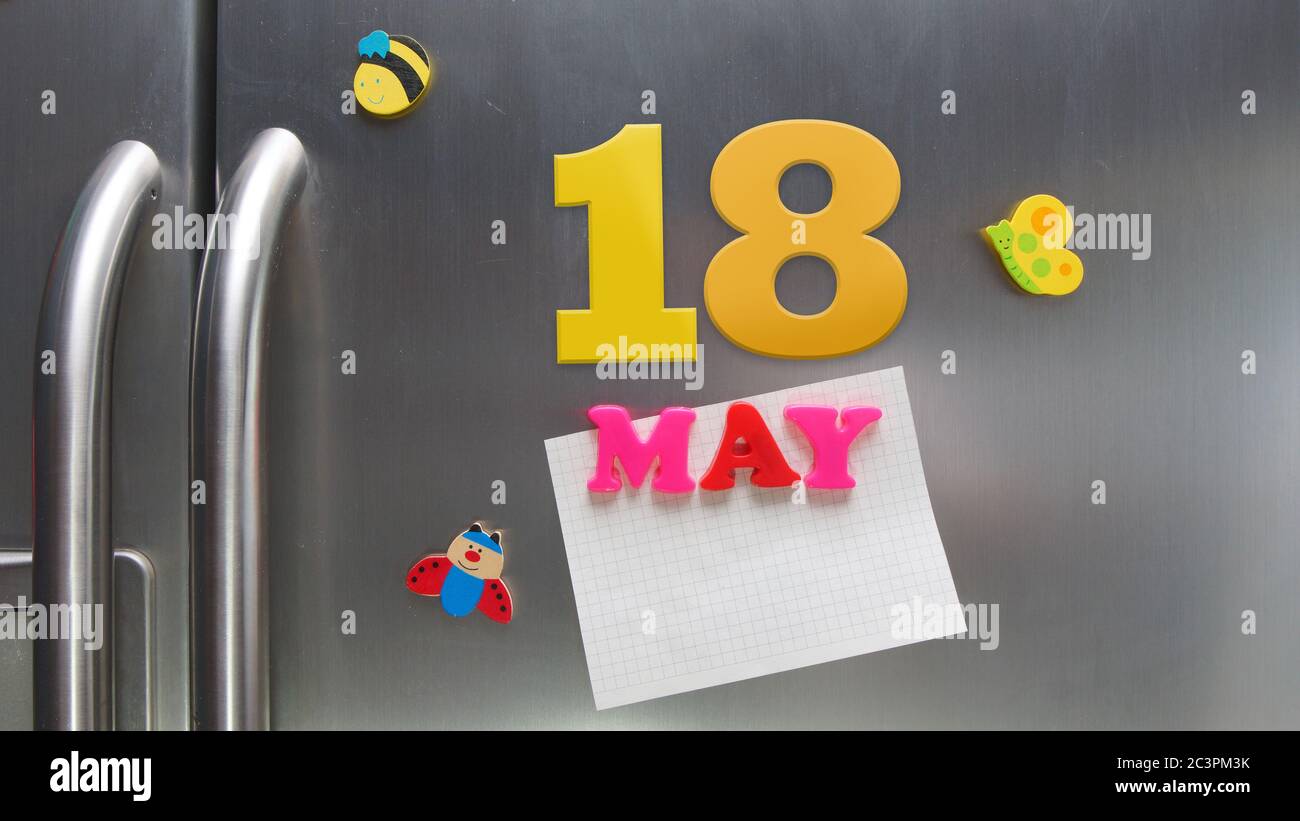 Date du 18 mai effectuée avec des lettres magnétiques en plastique portant une note de papier graphique sur le réfrigérateur de porte Banque D'Images
