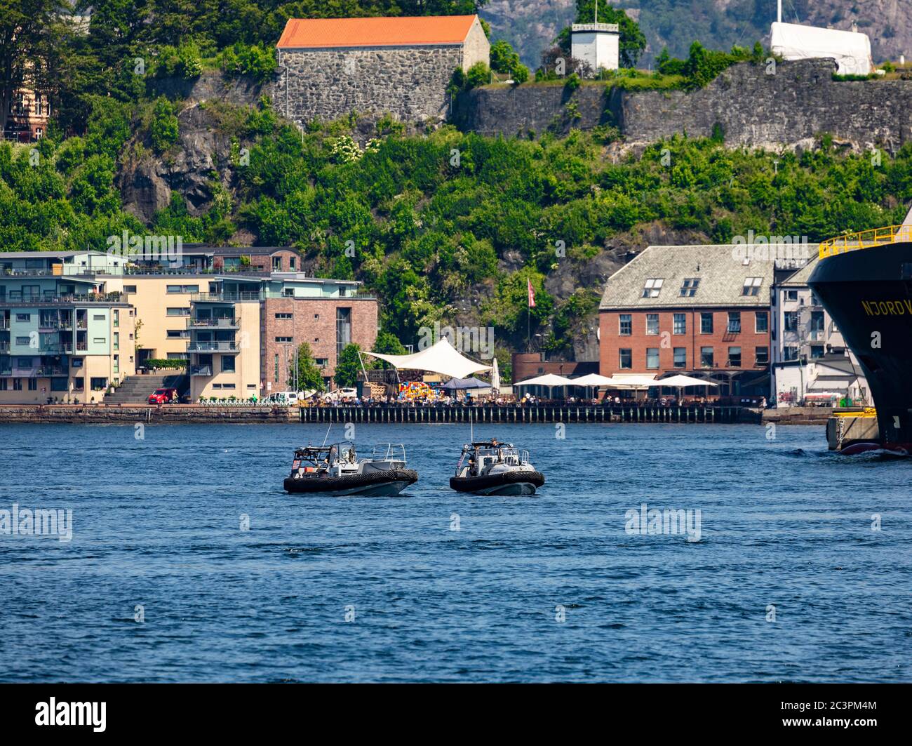 Deux petites opérations militaires ont fait des mobs à partir de KNM Fridtjof Nansen dans le port de Bergen, en Norvège. Banque D'Images