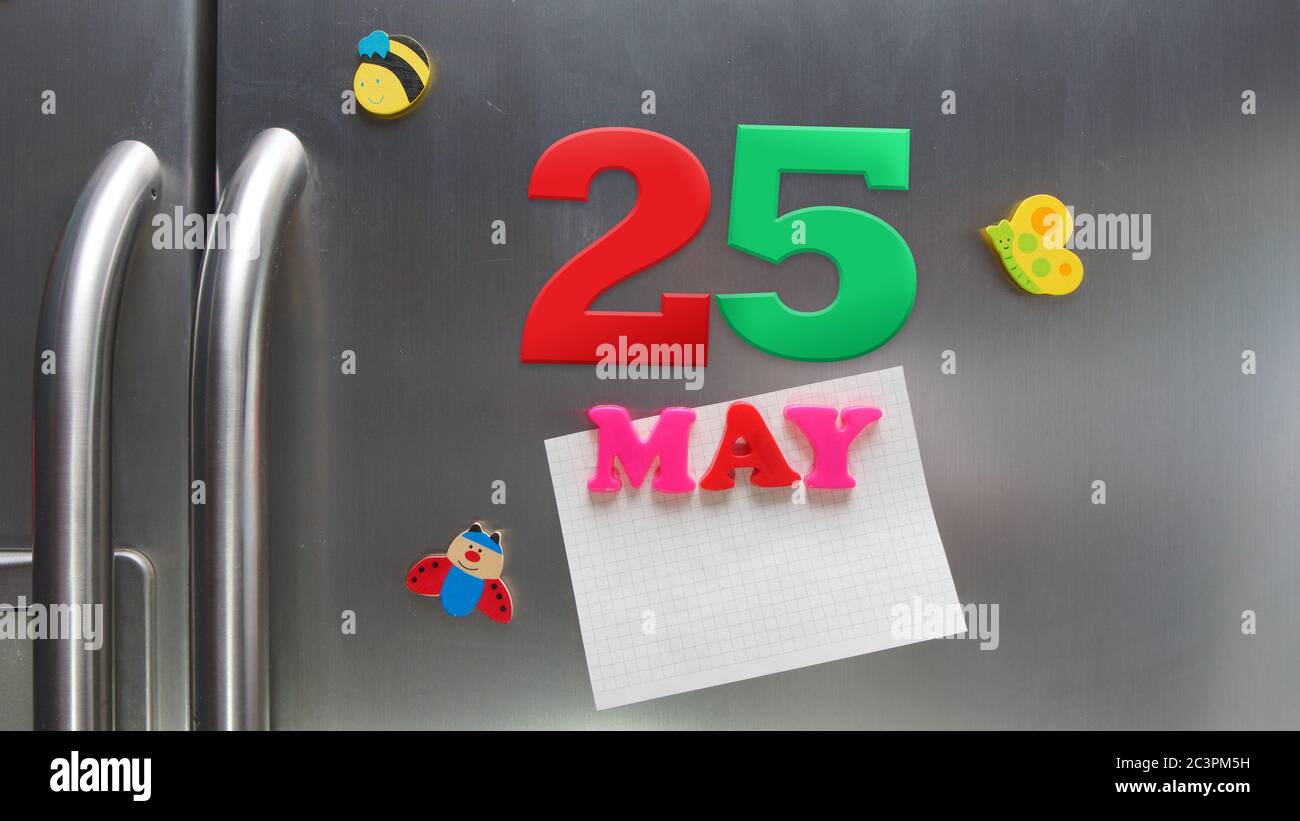 Date du 25 mai effectuée avec des lettres magnétiques en plastique portant une note de papier graphique sur le réfrigérateur de porte Banque D'Images