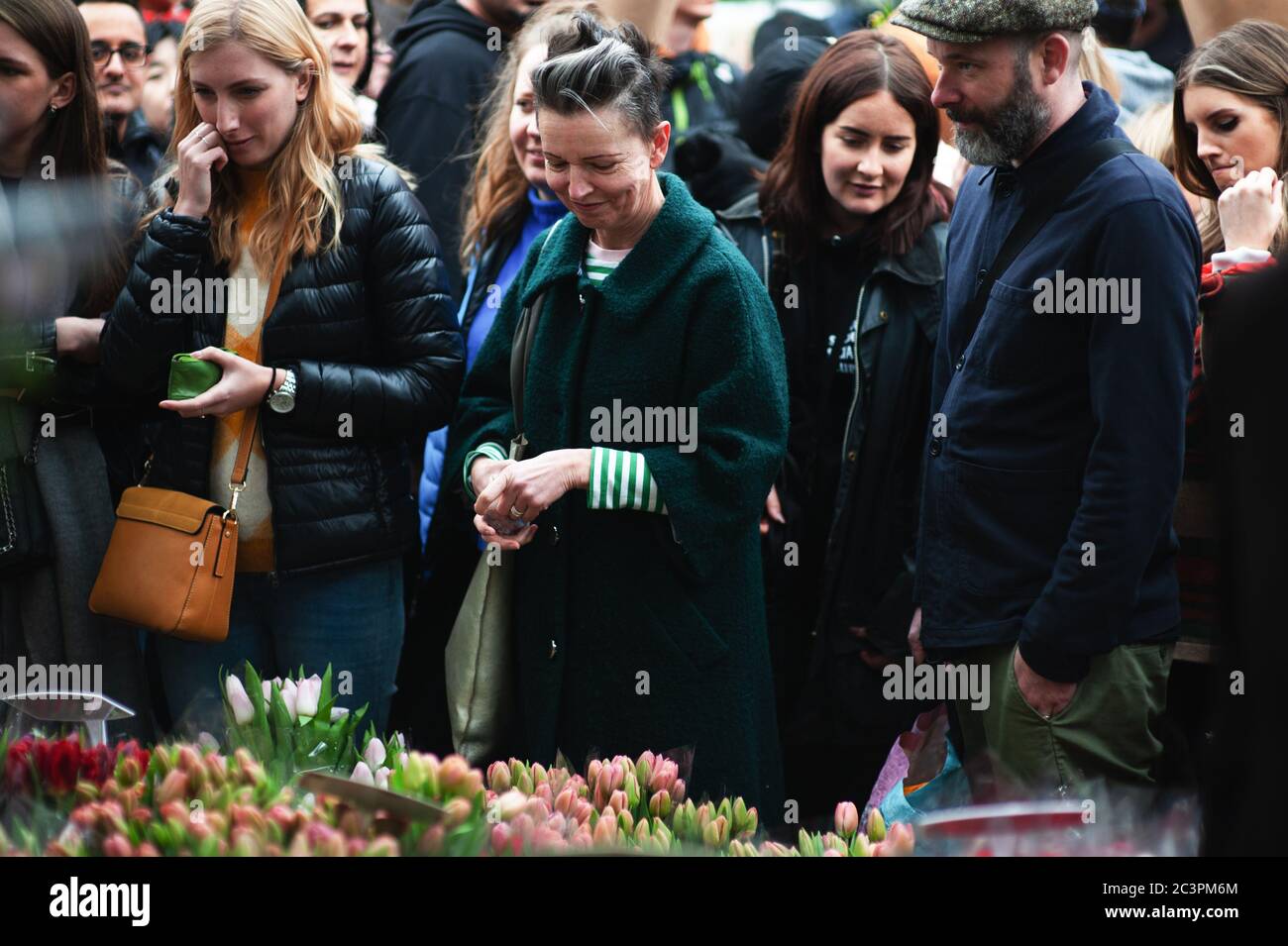 LONDRES - 31 MARS 2019 : les clients de la Fête des mères parcourent les fleurs printanières du marché aux fleurs de Columbia Road. Banque D'Images