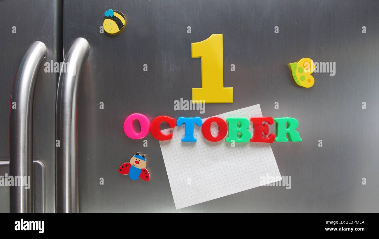 Date du 1er octobre faite avec des lettres magnétiques en plastique tenant une note de papier graphique sur le réfrigérateur de porte Banque D'Images