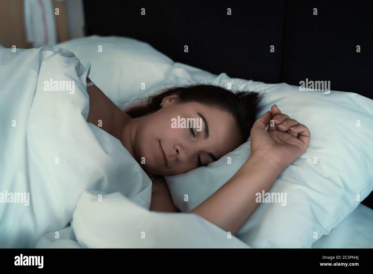 Jeune femme attrayante dormez au lit à la maison, portrait de visage en gros plan. Banque D'Images
