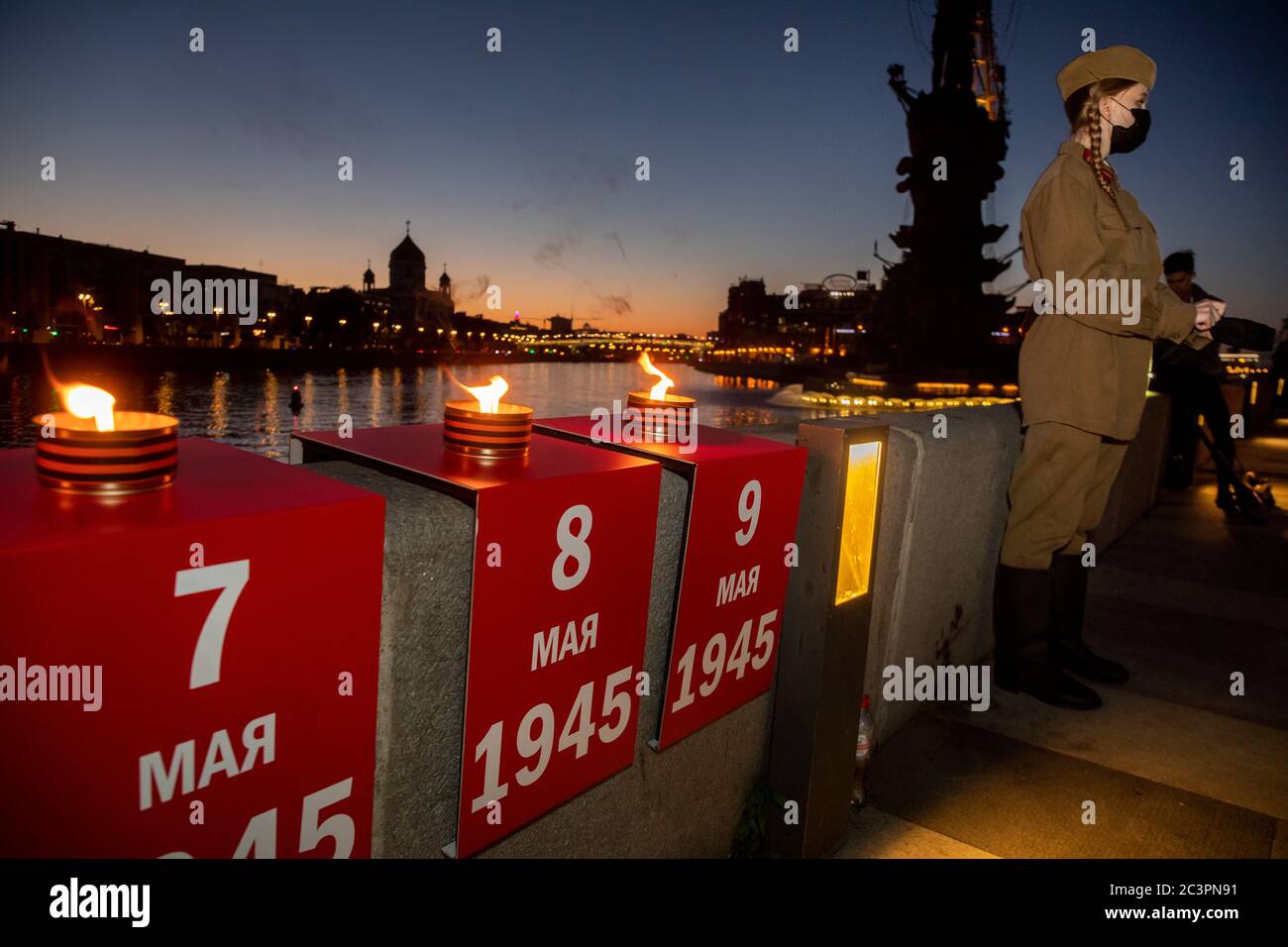 Moscou, Russie. 21 juin 2020 l'événement ligne de mémoire marque le 79e anniversaire de l'invasion allemande de l'Union soviétique, avec des participants éclairant 1,418 bougies le long de l'Embankment de Krymskaya pour chaque jour de la guerre, à Moscou, en Russie Banque D'Images