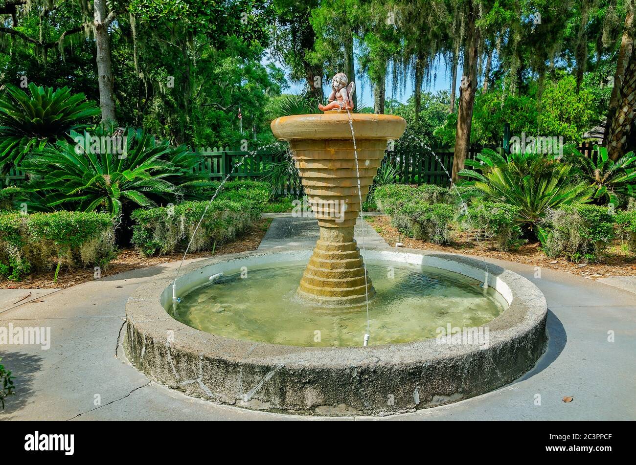 Un chérubin est installé au sommet d'une fontaine dans le jardin de la fontaine de Leon du parc archéologique de la jeunesse de Ponce à St. Augustine, Floride. Banque D'Images