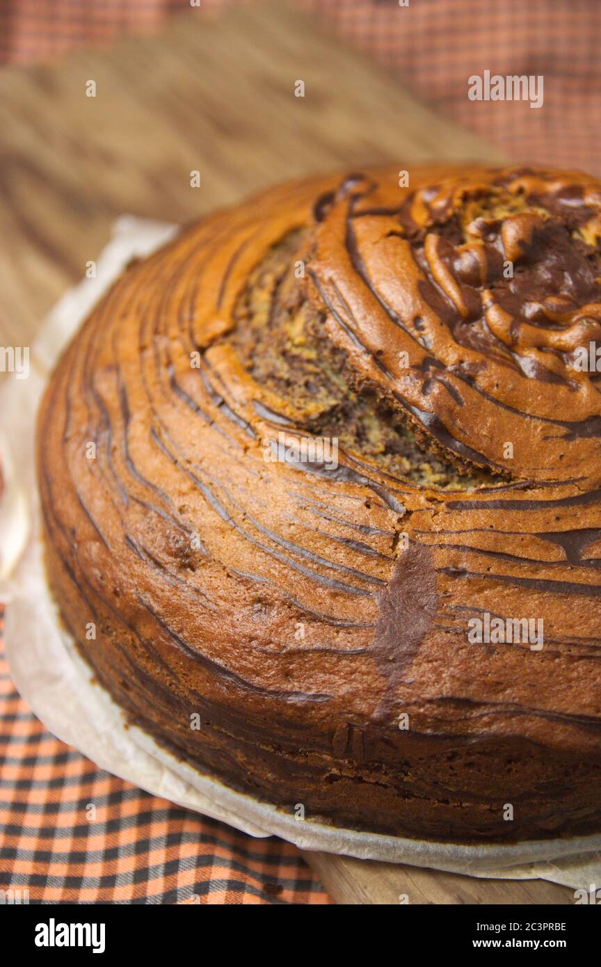 Gros plan d'un gâteau au chocolat maison et à la vanille et à rayures zébrées Banque D'Images