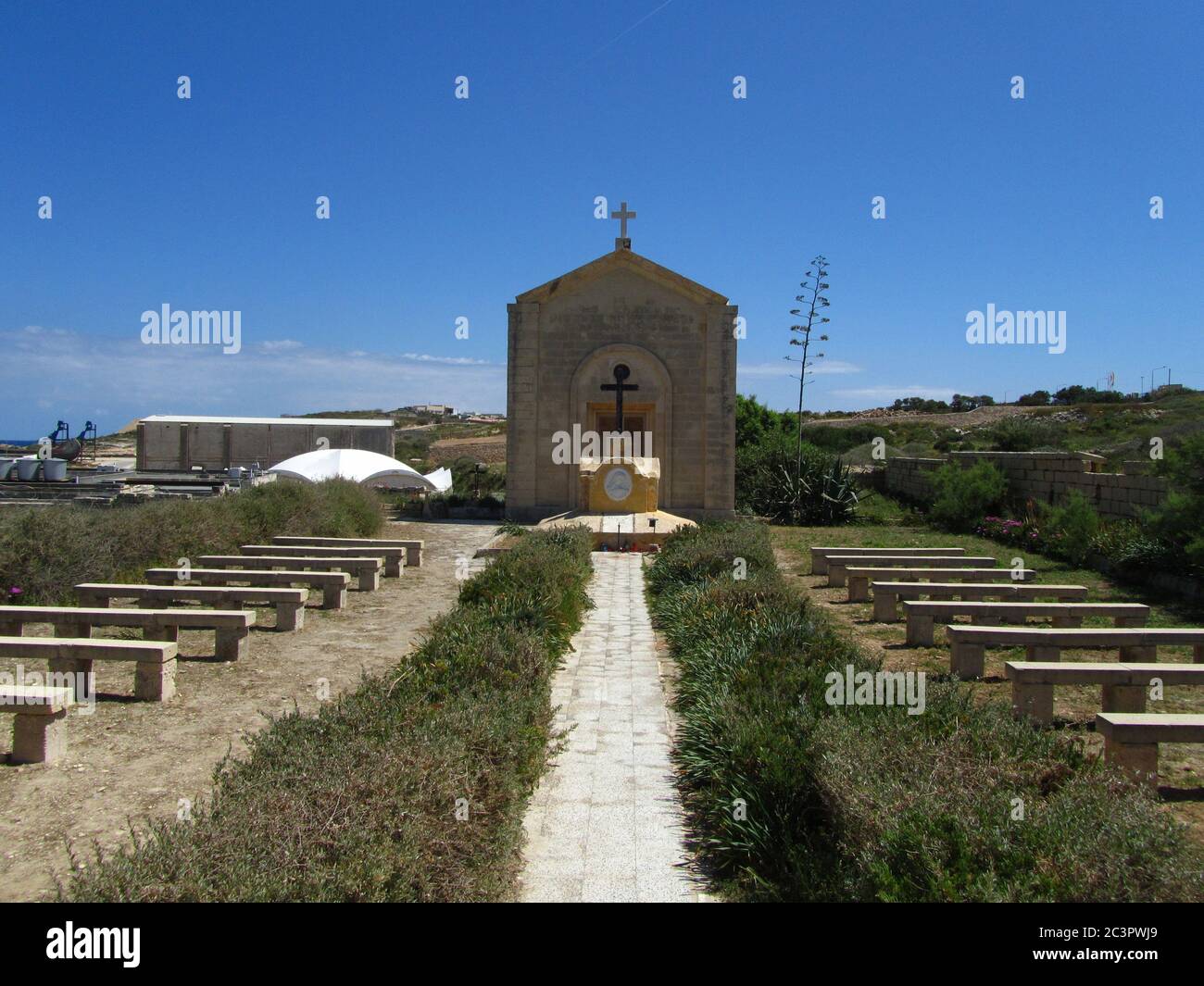 KALKARA, MALTE - 16 avril 2014 : cimetière pour les victimes du choléra, situé à côté d'une chapelle dans la région de Wied Ghammieq, près de Kalkara, à Malte. Calme pl Banque D'Images