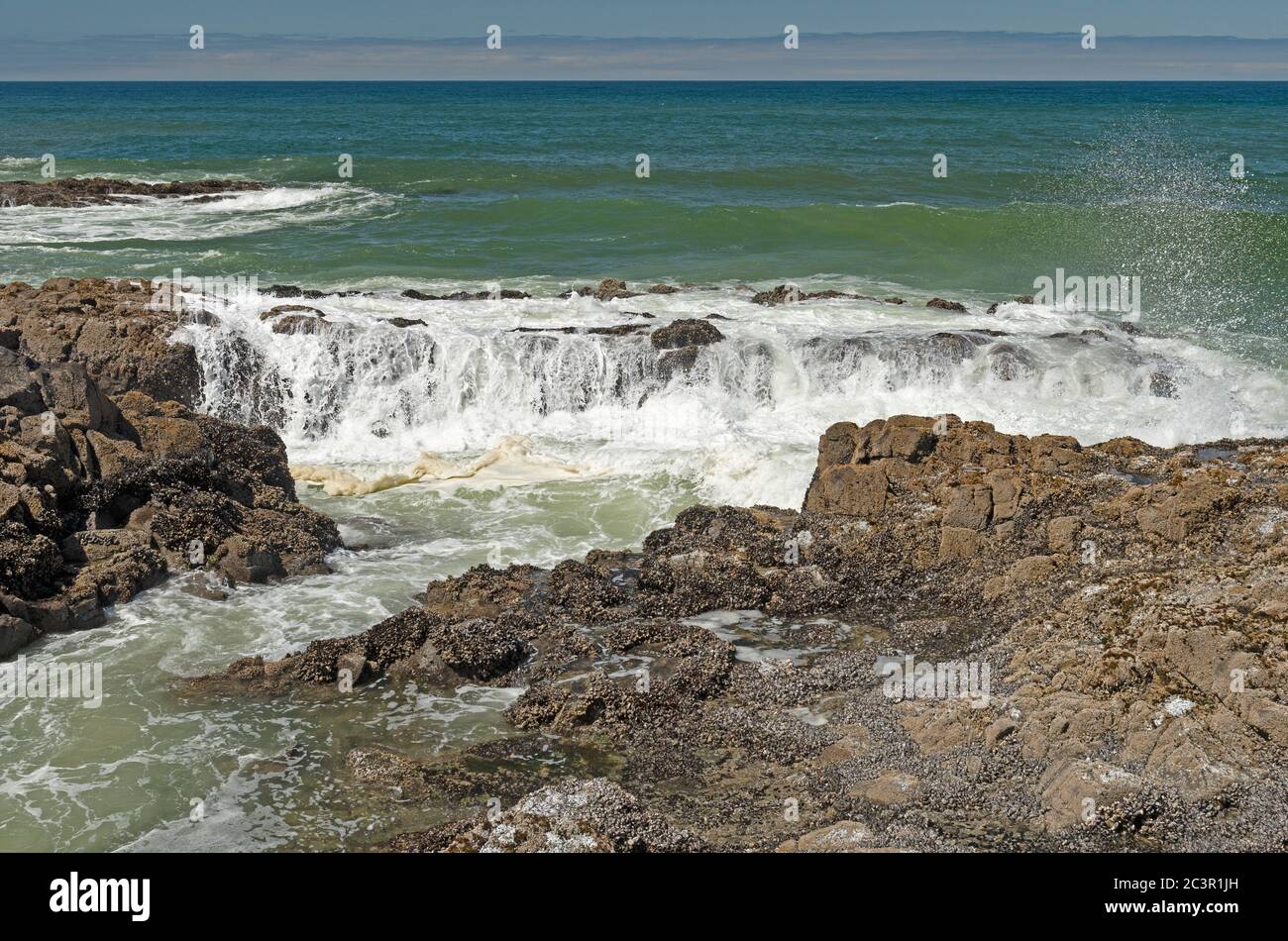 Vagues qui déversent sur Coastal Rocks à la plage de Strawberry Hill, en Oregon Banque D'Images