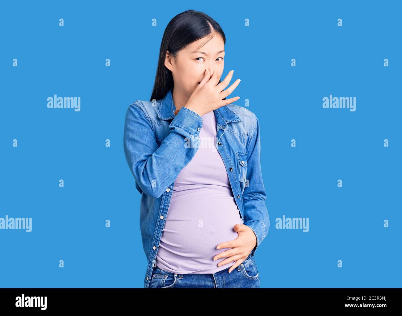 Jeune Belle Femme Chinoise Enceinte S Attendant A Un Bebe Qui Sent Quelque Chose De Stinky Et De Degoutant Une Odeur Intolerable Qui Retient L Haleine Avec Les Doigts Sur Le Nez Photo Stock Jeune Belle Femme Chinoise Enceinte S Attendant A Un Bebe Qui Sent Quelque Chose De Stinky Et De Degoutant Une Odeur Intolerable Qui Retient L Haleine Avec Les Doigts Sur Le Nez Photo Stock