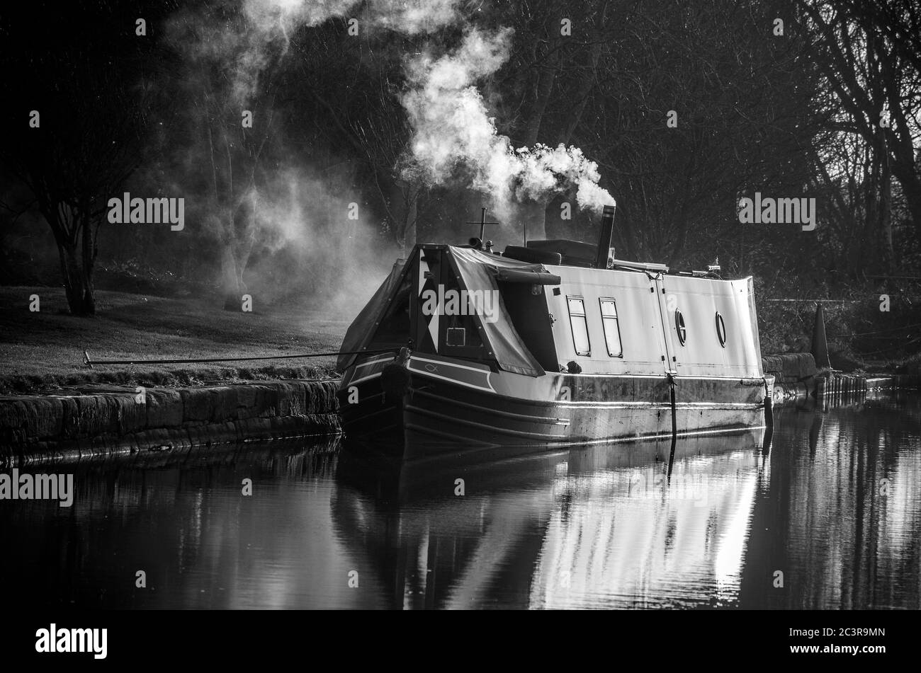 LIVERPOOL, ROYAUME-UNI - 01 janvier 2019 : un bateau étroit sur le canal Leeds - Liverpool allume un feu près de Halsall, Lancashire. Banque D'Images