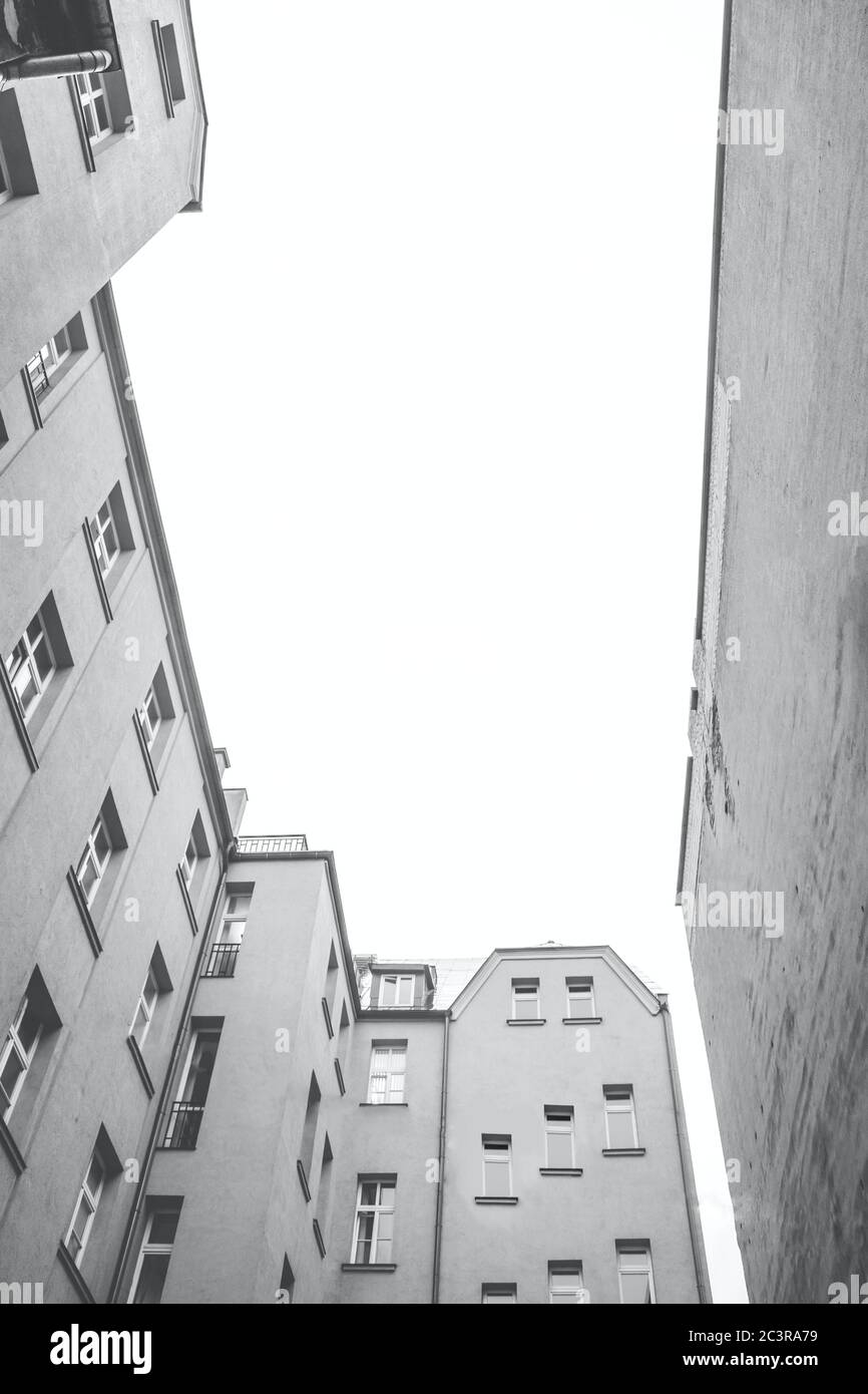 Prise de vue verticale en niveaux de gris à faible angle des grands bâtiments capturés pendant la journée Banque D'Images