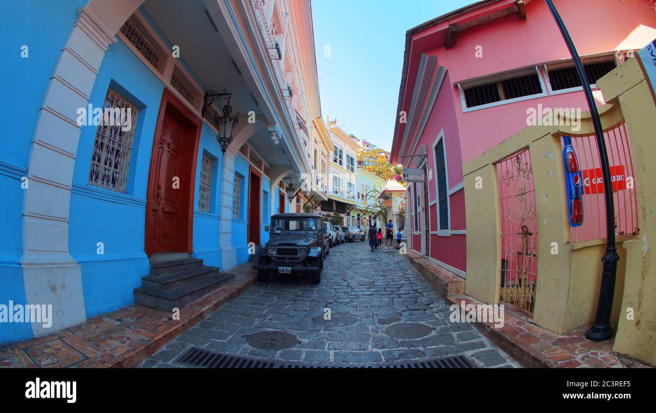 Guayaquil, Guayas / Equateur - septembre 4 2016: Vue sur une ancienne rue dans le quartier Las Penas. Il est connu pour son architecture coloniale Banque D'Images