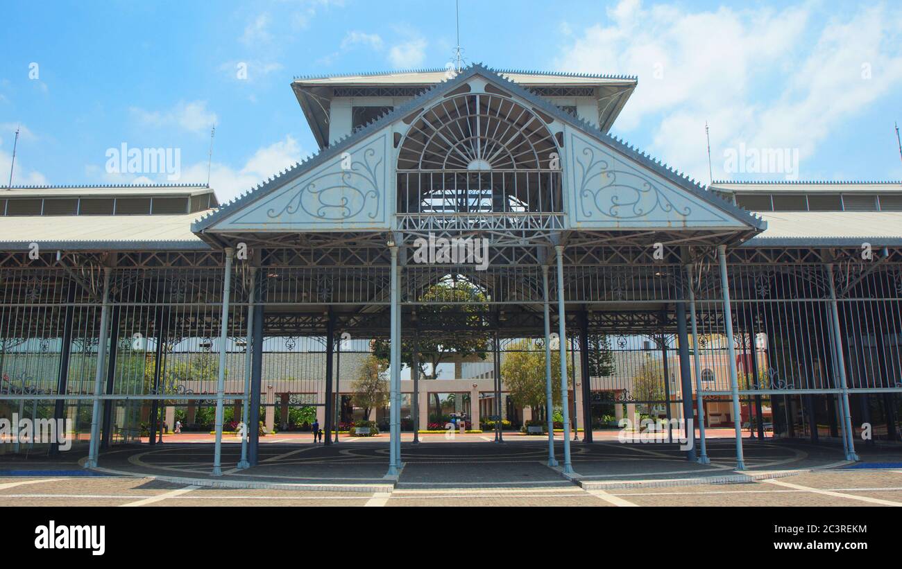 Guayaquil, Guayas / Equateur - septembre 4 2016: Vue de face de l'entrée du vieux marché central de la ville de Guayaquil sur le Malecon 2000 Banque D'Images