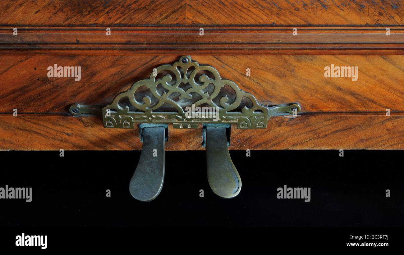 Détail des pédales de piano en bois antique Banque D'Images