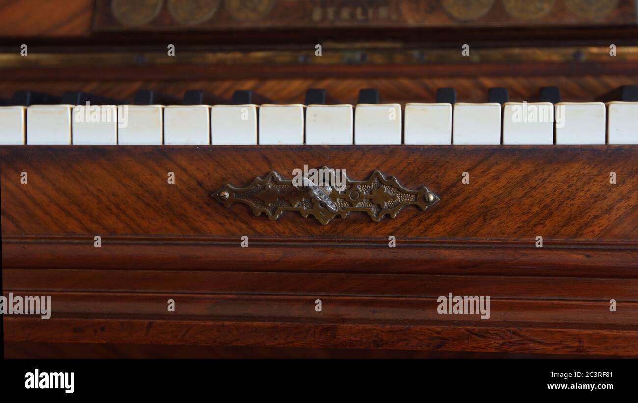 Détail de piano en bois antique à serrure Banque D'Images