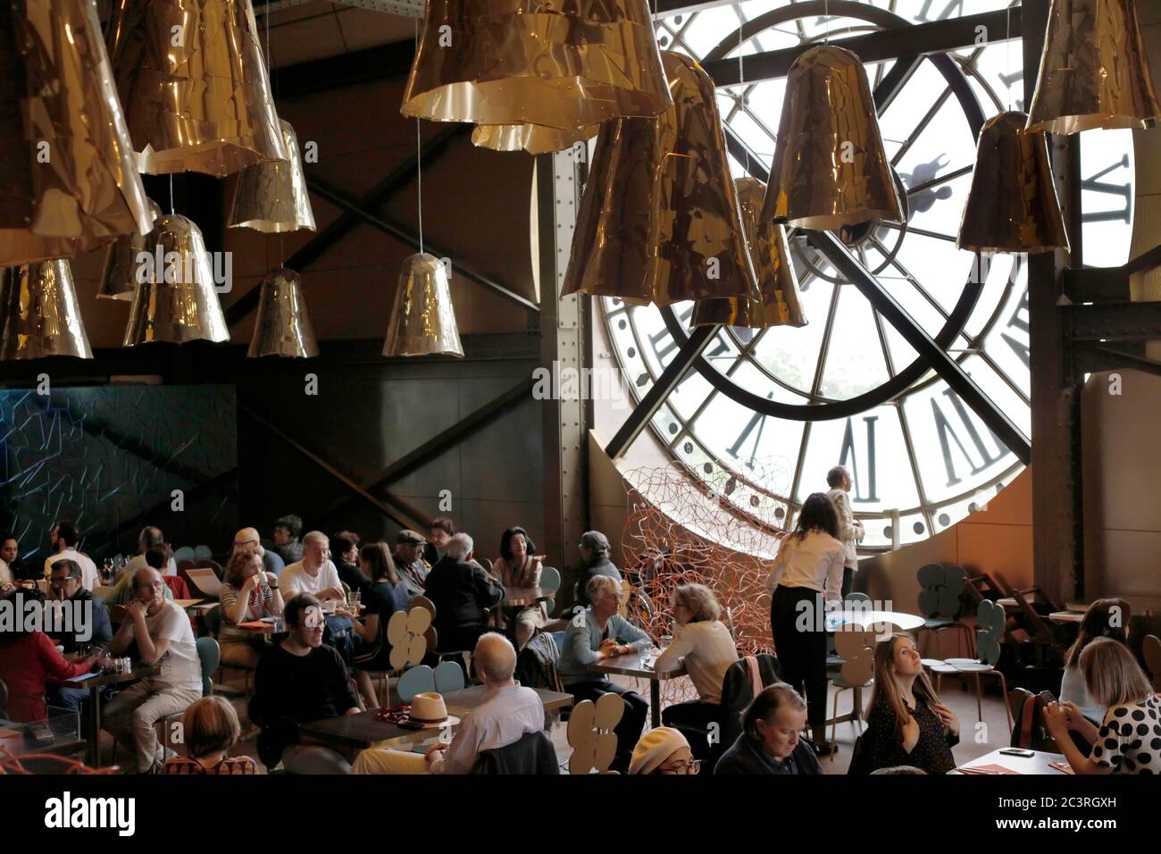 Musée d'Orsay horloge du musée depuis l'intérieur du café Campana Banque D'Images