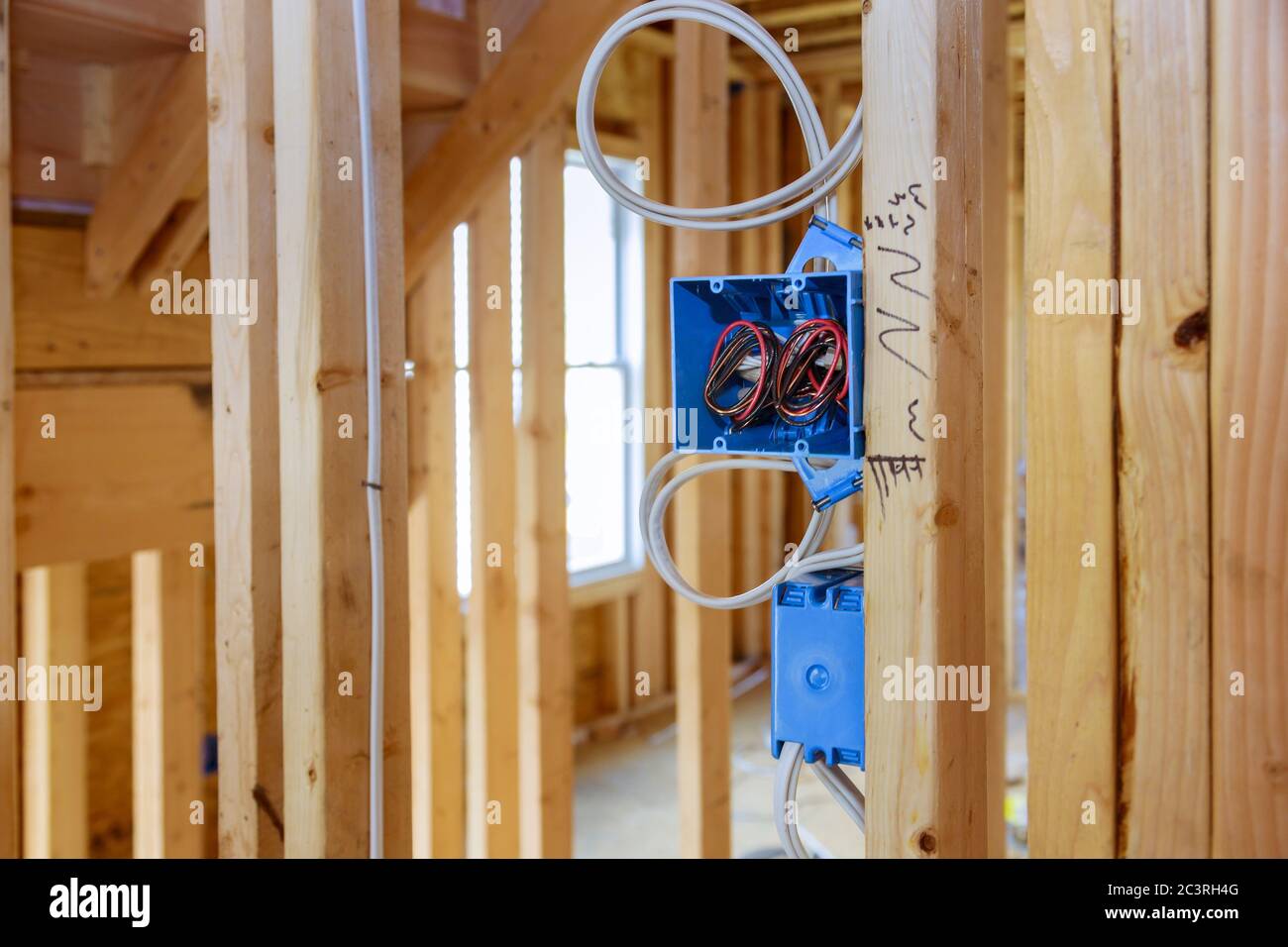 Installation de prises électriques sur le mur dans la nouvelle maison nouvelle construction Banque D'Images