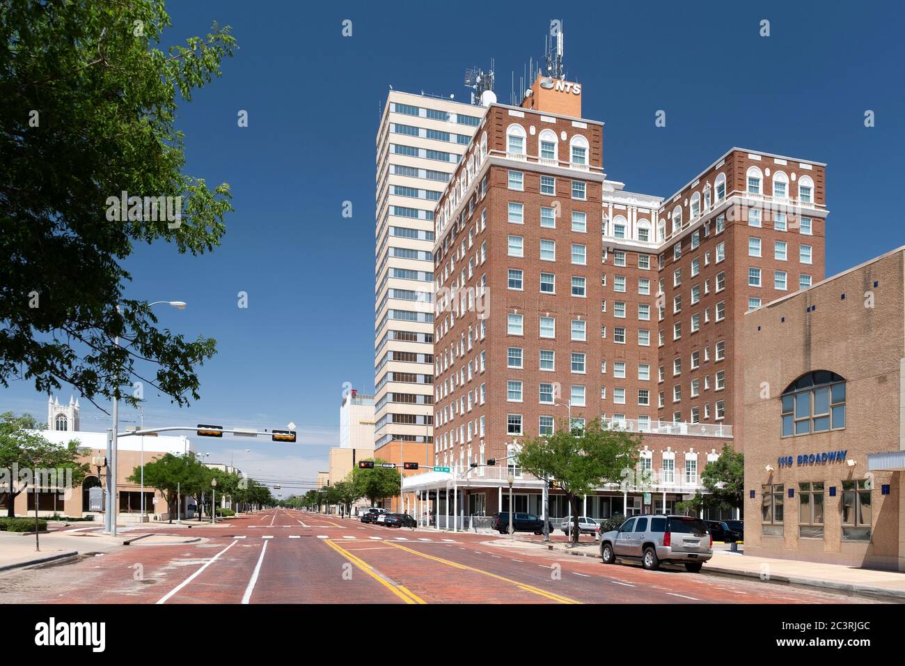 Vue sur Broadway vers le Pioneer Building dans le centre-ville de Lubbock, Texas Banque D'Images