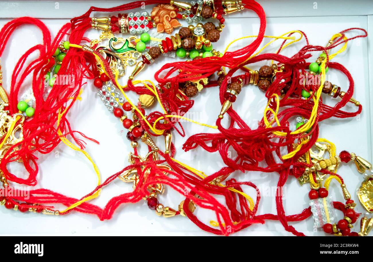 Raakhi - UN bracelet indien traditionnel qui est un symbole d'amour entre frères et sœurs. Raksha Bandhan salutation. Banque D'Images Raakhi - UN bracelet indien traditionnel qui est un symbole d'amour entre frères et sœurs. Raksha Bandhan salutation. Banque D'Images
