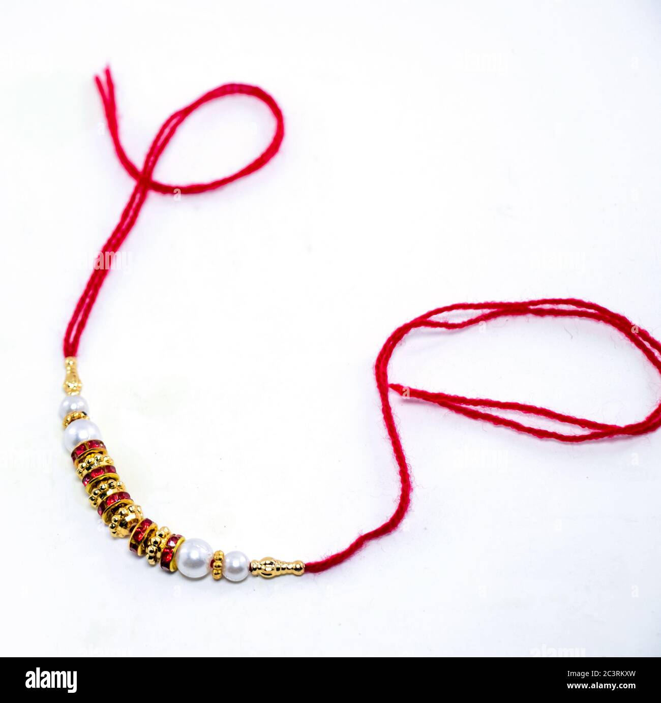 Raakhi - UN bracelet indien traditionnel qui est un symbole d'amour entre frères et sœurs. Raksha Bandhan salutation. Banque D'Images Raakhi - UN bracelet indien traditionnel qui est un symbole d'amour entre frères et sœurs. Raksha Bandhan salutation. Banque D'Images