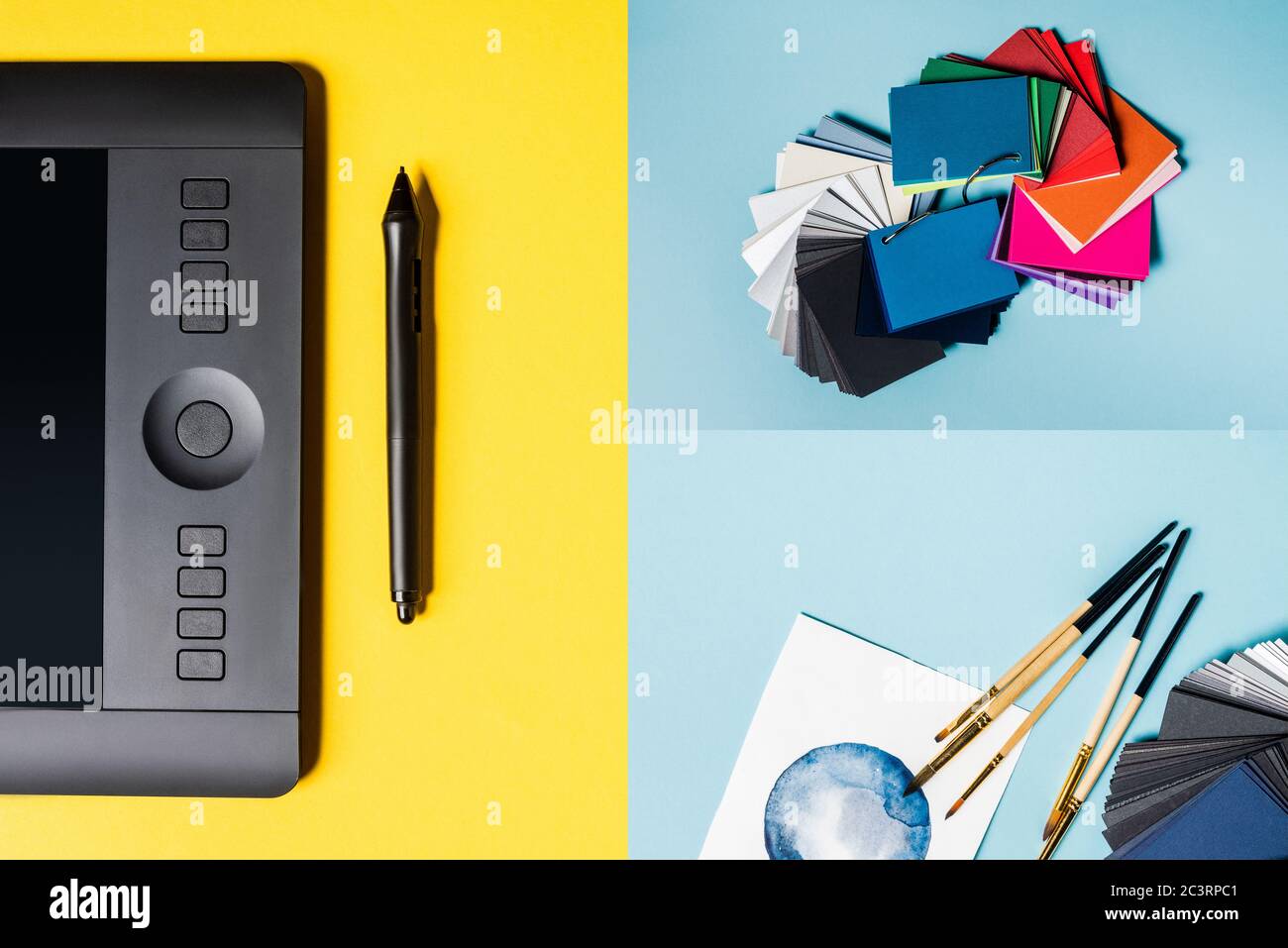 Collage de tablettes graphiques, de nuances de couleurs et de pinceaux avec aquarelle dessinée sur des surfaces bleues et jaunes Banque D'Images