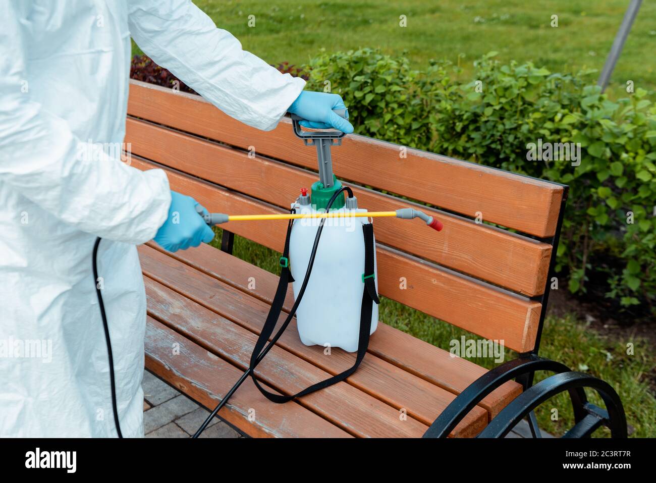 vue de culture d'un spécialiste de la combinaison de matières dangereuses et d'un banc de désinfection de respirateurs dans le parc pendant une pandémie de coronavirus Banque D'Images