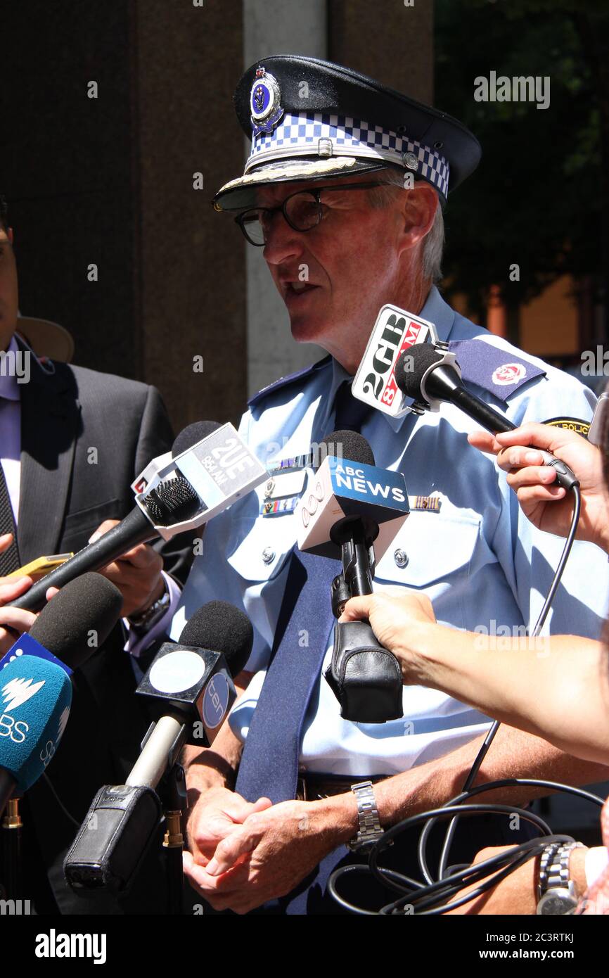Le commissaire adjoint Mark Murdoch informe les médias et répond aux questions concernant l'incident impliquant un homme dans une voiture blanche garée à l'extérieur de la Pa de Nouvelle-Galles du Sud Banque D'Images