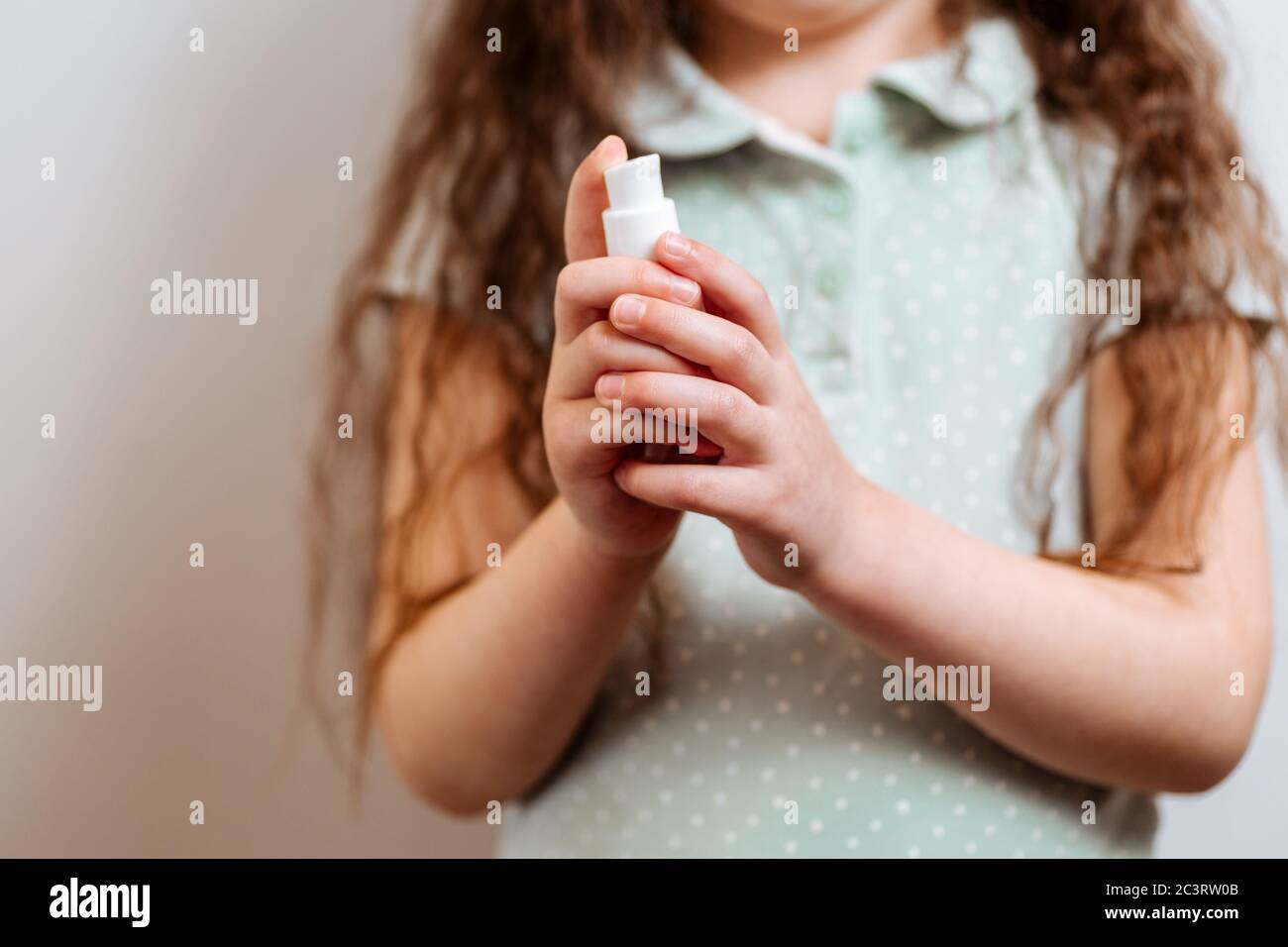 Remède antibactérien pour les mains des enfants. Prévenir la propagation des germes et des bactéries et éviter les infections du virus corona Banque D'Images