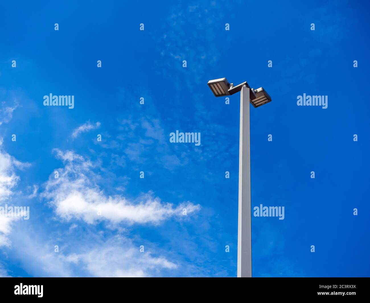 Poteau D'éclairage DE rue À LED. Lumière de rue moderne sur fond bleu ciel avec espace de copie. Banque D'Images