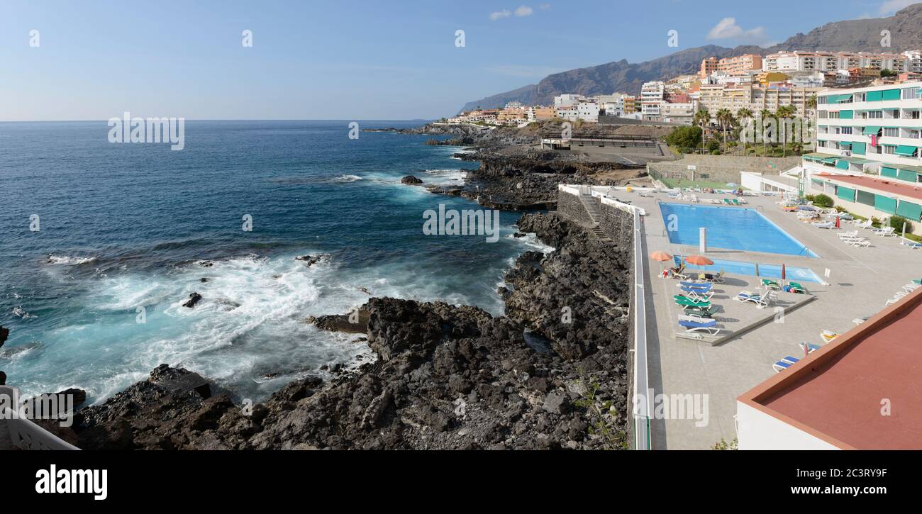 Vue panoramique panoramique vers les célèbres falaises de Gigantes le long des plages de la côte de Puerto de Santiago depuis l'escalier derrière les bâtiments sur la rue Maritima, Tenerif Banque D'Images