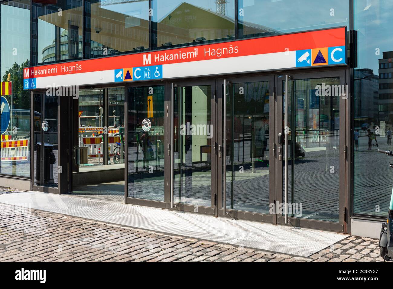 Entrée de la station de métro par la place du marché Hakaniemi dans le quartier de Kallio à Helsinki, en Finlande Banque D'Images