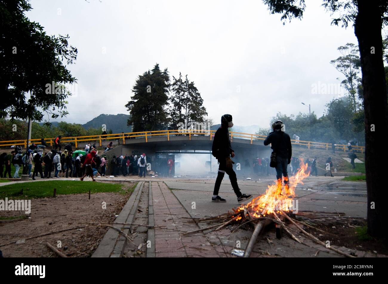 Les manifestations à l'Universidad Nacional de Colombia à Bogota se transforment en affrontements entre la police anti-émeute et les manifestants contre le président Ivan Duque' Banque D'Images