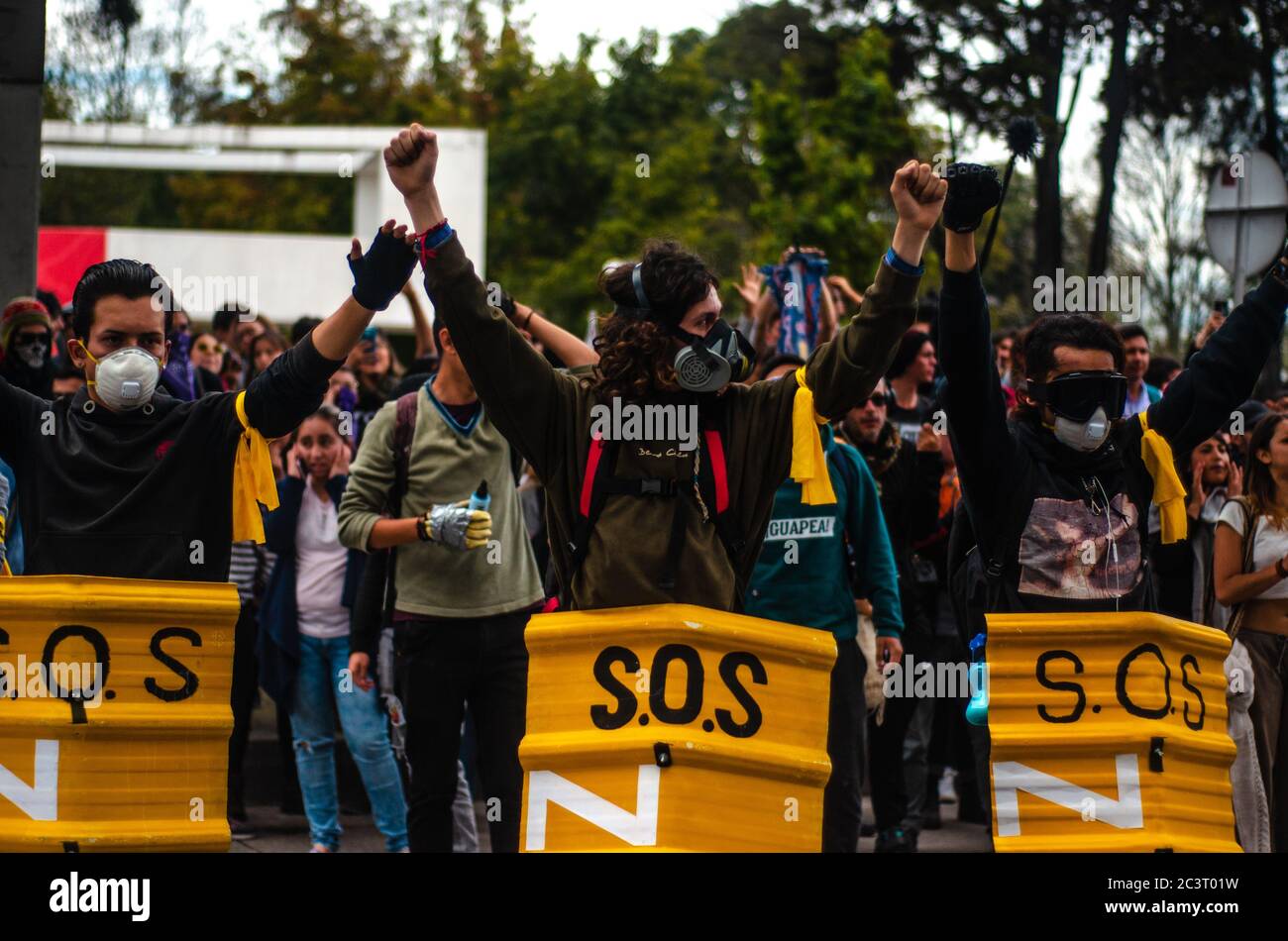 Les manifestations contre la loi sur le gouvernement du président Ivan Duque sur les enseignants se terminent par un affrontement entre les manifestants et la police anti-émeutes de Colombie, MSE Banque D'Images