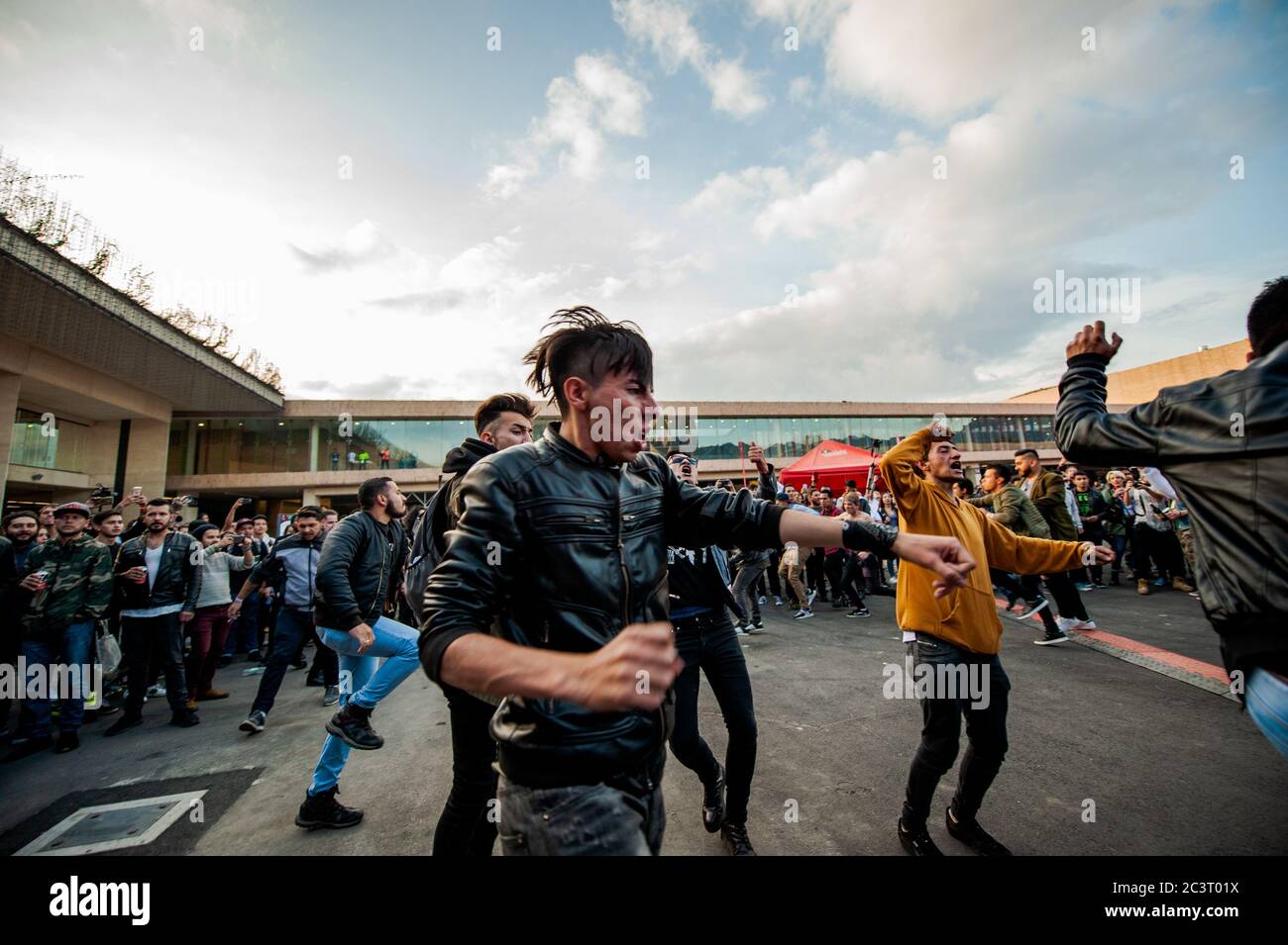 Les amateurs de festival se sont fait pousser la fosse à Pornomotora, comme ils se sont spectacle au festival annuel de musique Tattoo à Bogota, en Colombie. Le festival de musique de Tattoo est un événement qui Banque D'Images