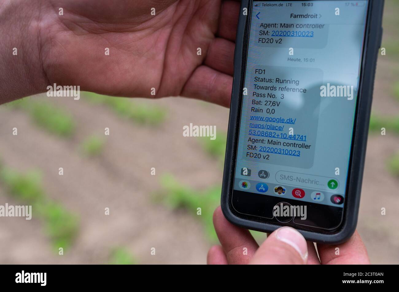 Oldendorf, Allemagne. 09e juin 2020. Sven Dittmer, un agriculteur employé des fermes biologiques d'Oldendorf, vérifie l'état actuel du robot sur son téléphone portable. (À dpa 'le robot sur la ferme biologique - en cas de problèmes il écrit un SMS') Credit: Philipp Schulze/dpa/Alay Live News Banque D'Images