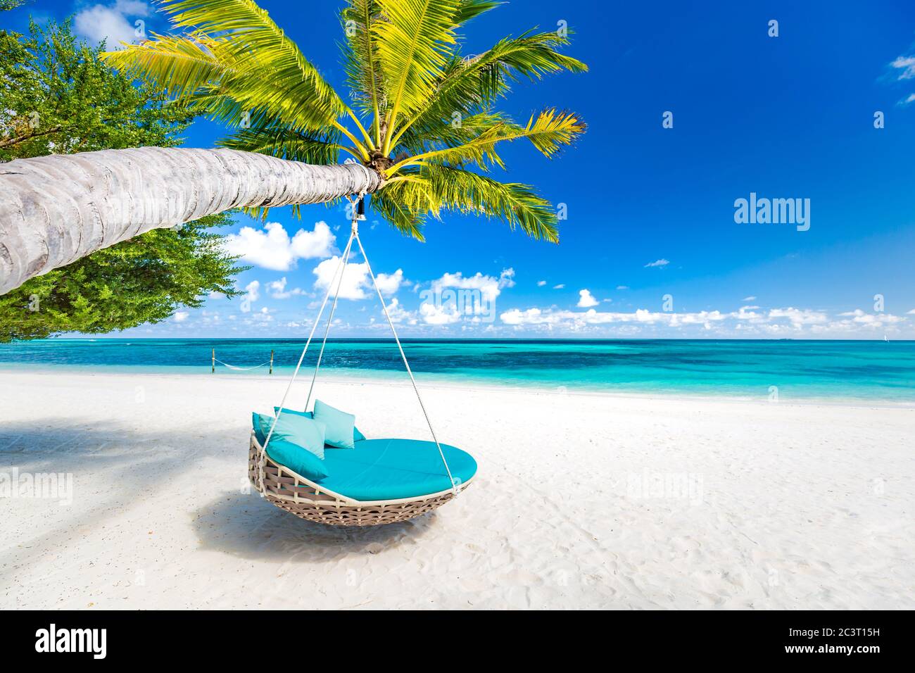 Fond tropical de plage comme paysage d'été avec balançoire de plage ou hamac et sable blanc et mer calme pour la bannière de plage. Des vacances parfaites sur la plage Banque D'Images