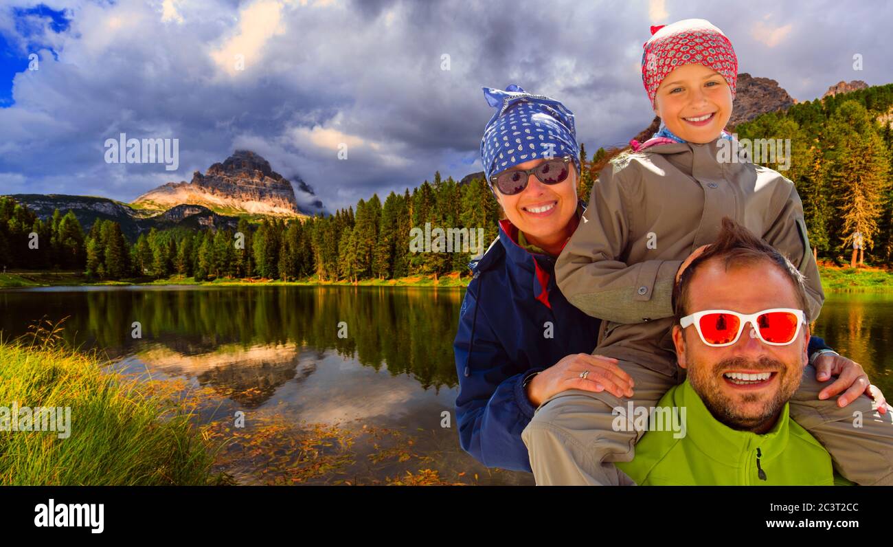 Famille heureuse avec adolescent prenant le frein de tee de repos pendant la journée de trekking sur la montagne des Dolomites en été en Italie. Concept de voyage, famille sympathique Banque D'Images