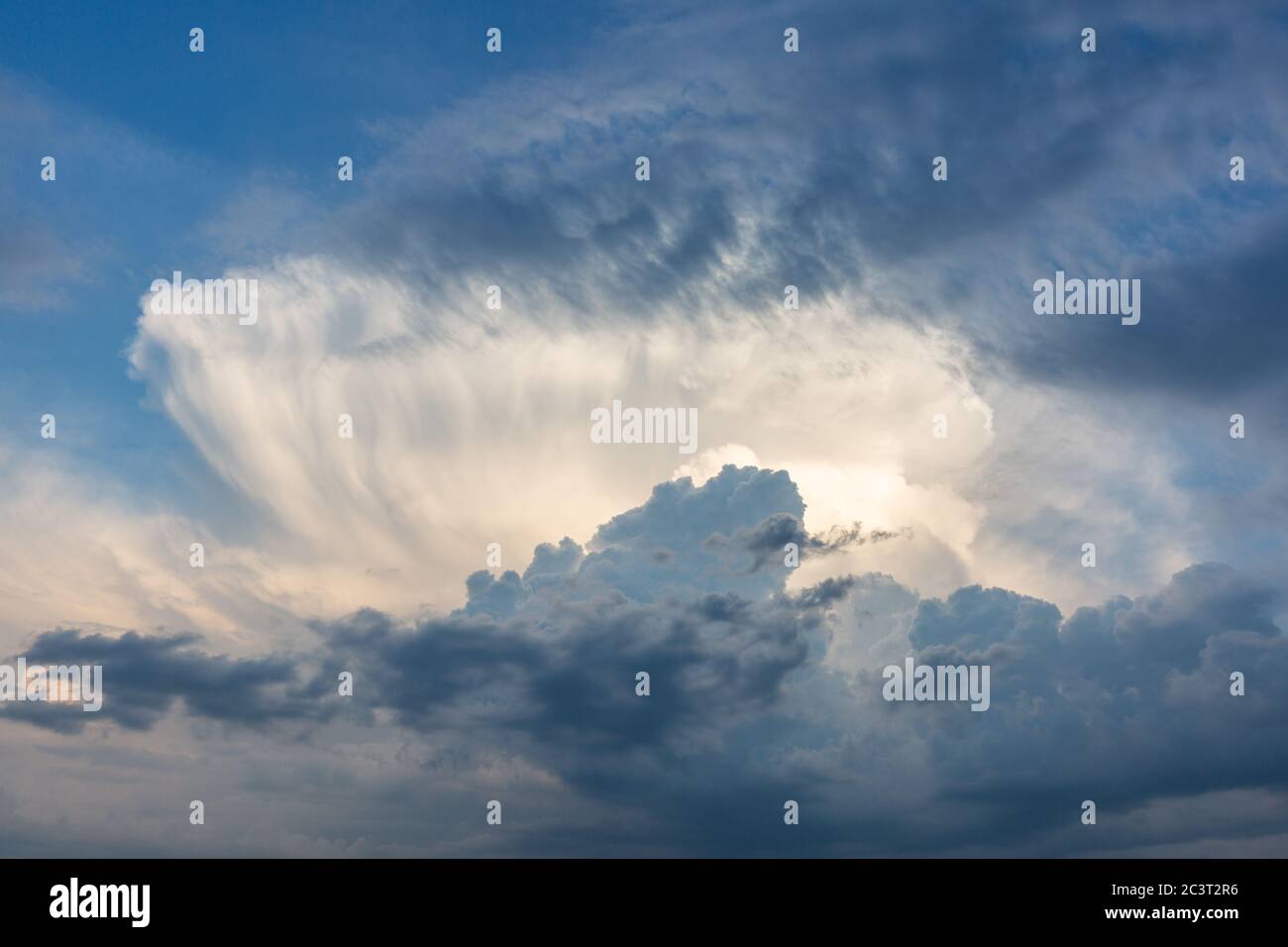 Paysage de SkyScape panoramique spectaculaire avec nuages sombres Banque D'Images