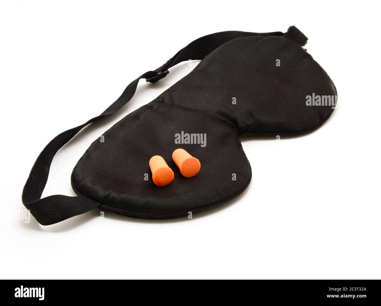 Masque de sommeil noir avec paire de bouchons d'oreilles en mousse orange sur fond blanc. Banque D'Images