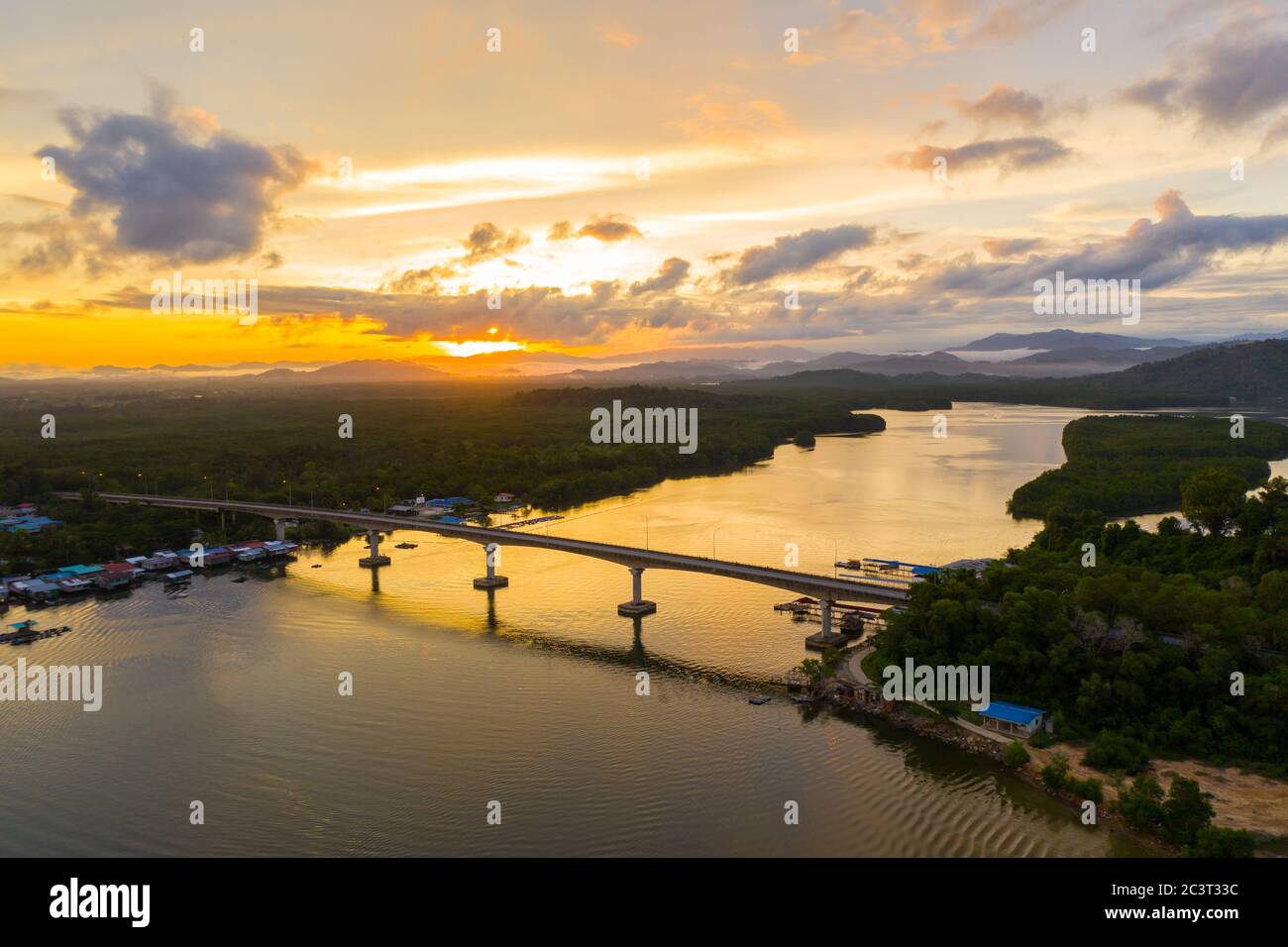 Image aérienne de la rivière Mengkabong au crépuscule, au lever du soleil, à Tuaran, Sabah Banque D'Images