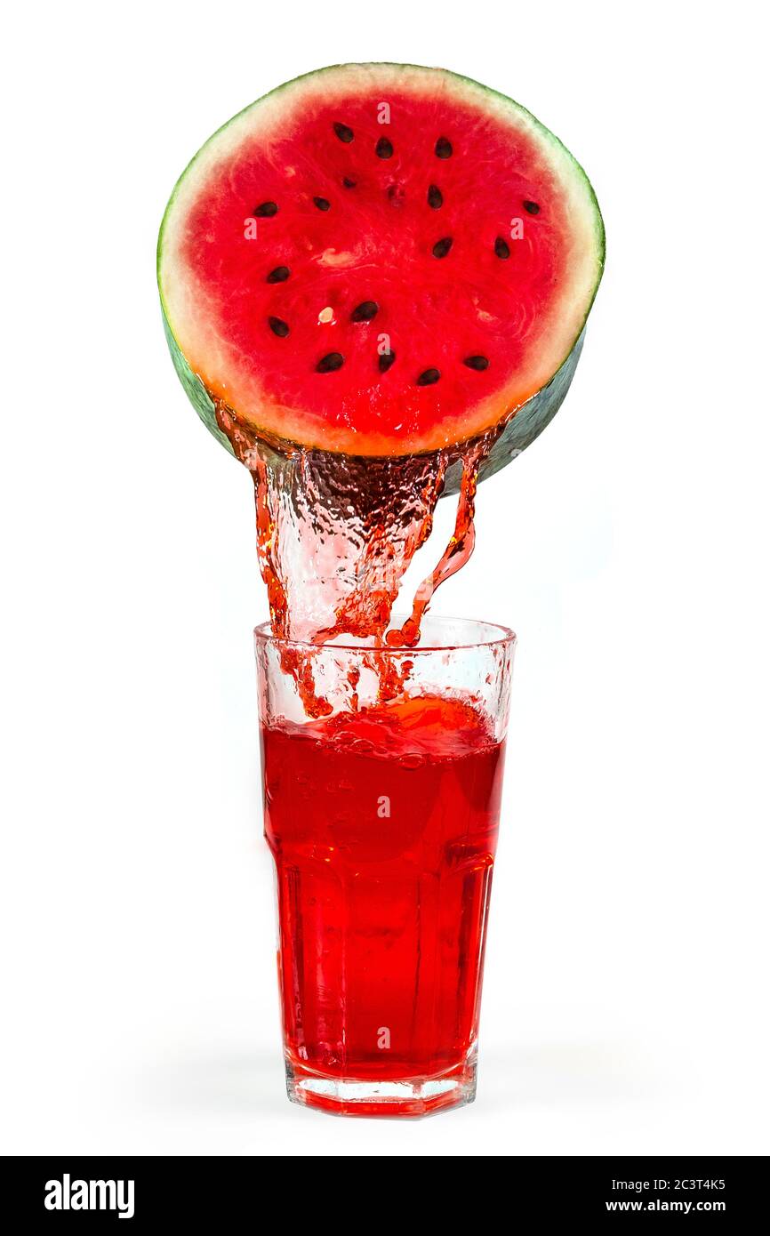 Pastèque avec jus fluide dans un verre. Isolé sur fond blanc. Banque D'Images