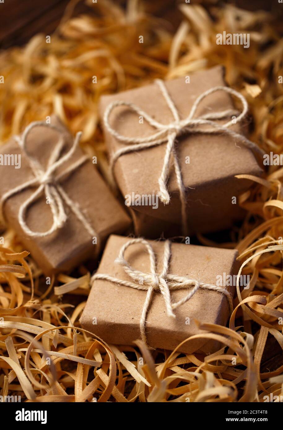 Les petites boîtes-cadeaux rustiques sont en copeaux de bois naturel. Banque D'Images
