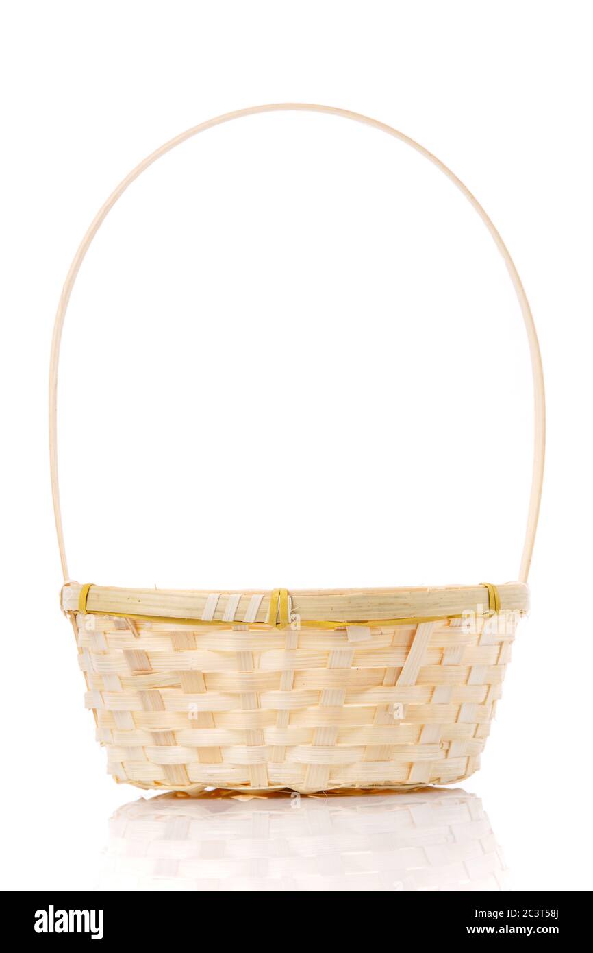 Le panier en osier est fait de vignes sur fond blanc. Banque D'Images