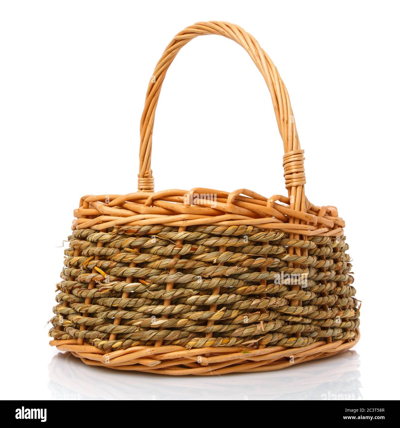 Panier en osier en vignes naturelles pour la récolte. Isolé sur blanc. Banque D'Images